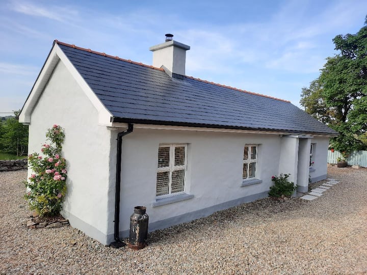 Cheerful 2 Bedroom Cottage With Hot Tub - County Donegal