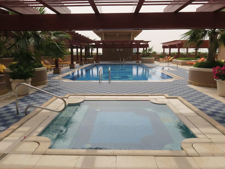 Lovely 1 Bed Served Apartment Pool & Beach Access - Katar