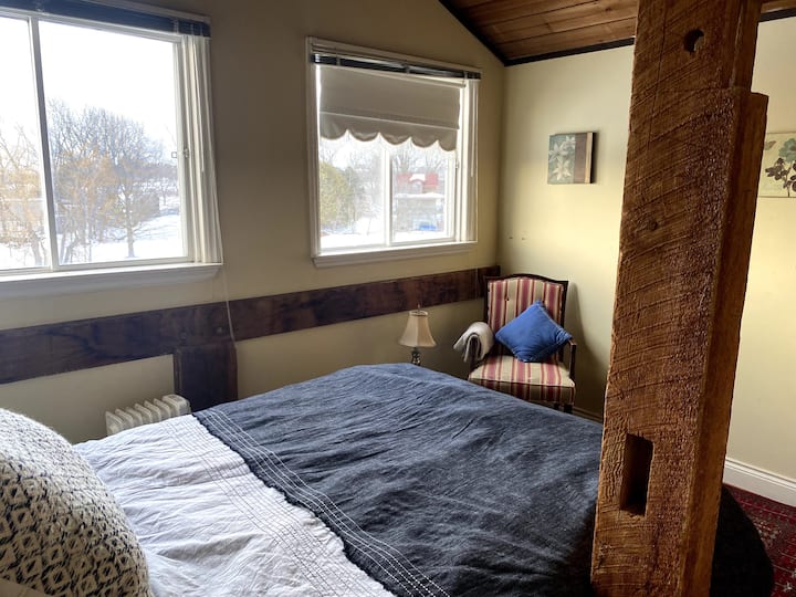 Falls View Double Bedroom In Historic Old Mill - Georgina