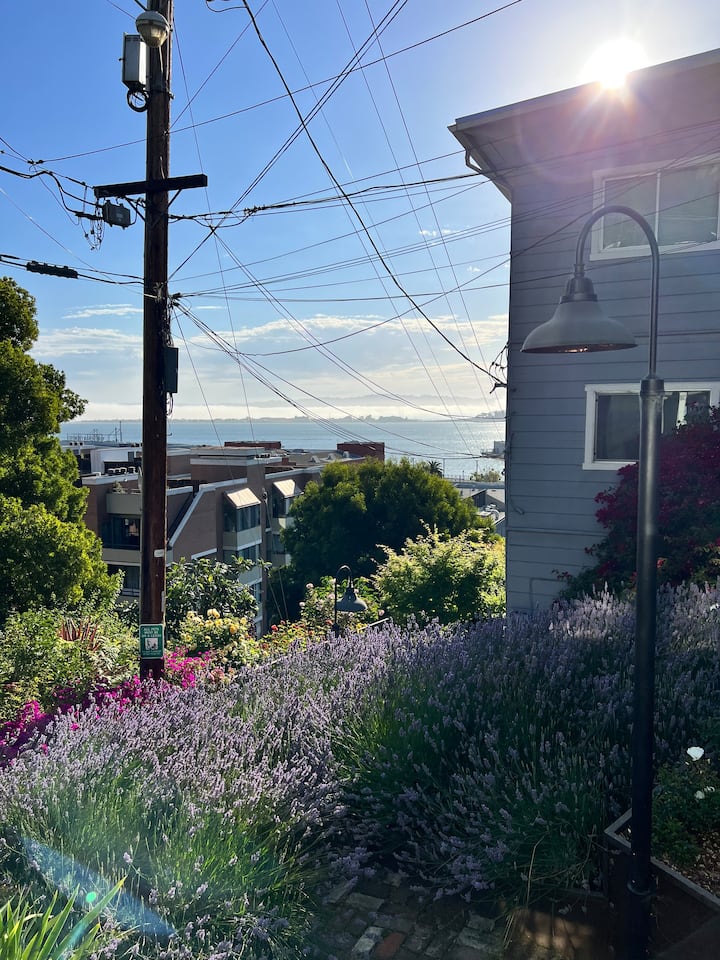 Historic Cottage On Greenwich Steps With Bay Views - North Beach - San Francisco