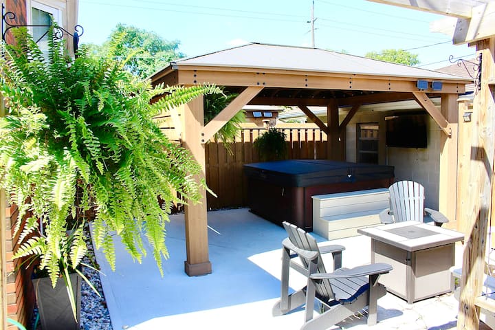 Hot Tub, Tv & Sound Bar With Fire Pit To Enjoy. - Windsor