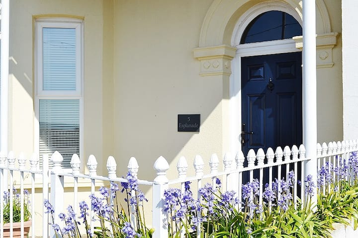 'Sea-lovers' -  2 Bedroom Flat Steps From The Sea! - Exmouth