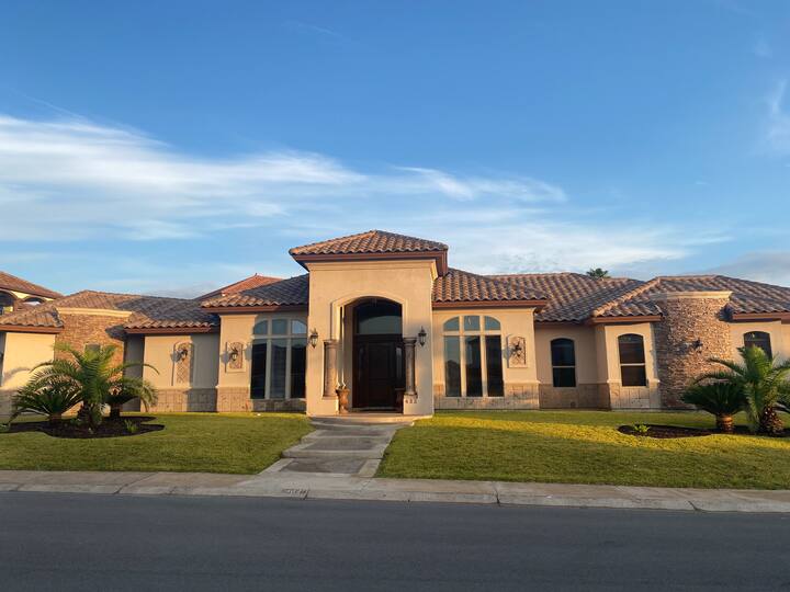Traditional And Tranquil Home At Lakeside - Laredo, TX