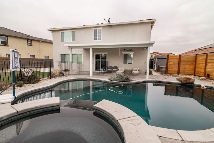 Pool House With Backyard Oasis - Vineyard, CA