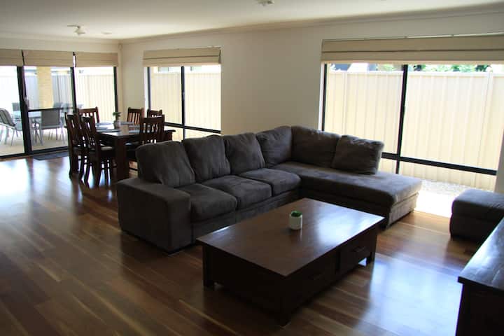 Southern River Family Accommodation. Free Wifi - Armadale
