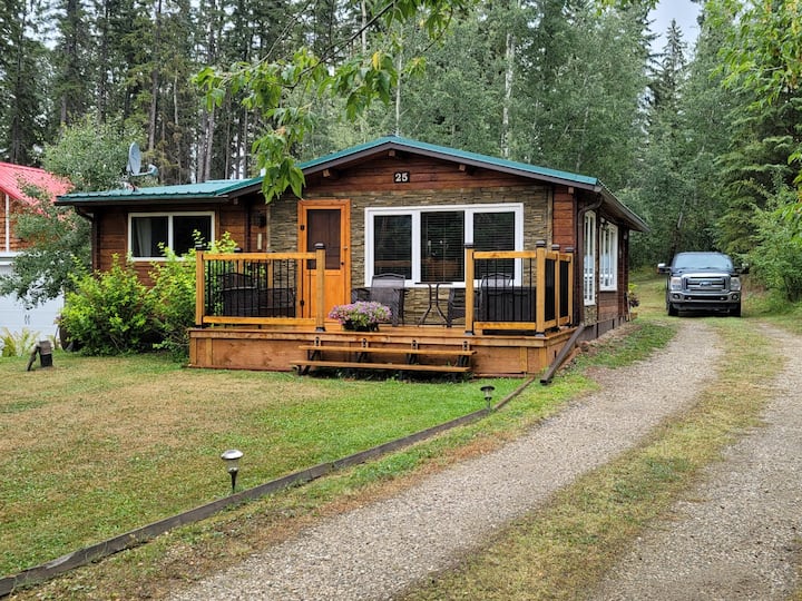 Beautiful 2 Bedroom Cabin With 8 Person Hot Tub - Alberta