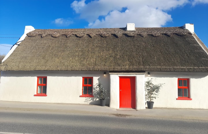 Luxury 300yr Old Irish Thatch Cottage Close To Sea - Skerries