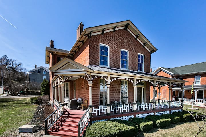 Charming Historic 4-bedroom Home With Hot Tub - 아이오와