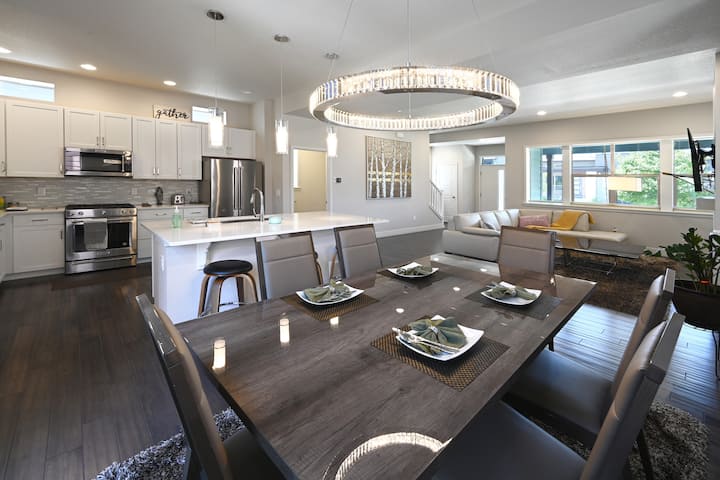 Stapleton Luxury Rental House! - Aurora, CO