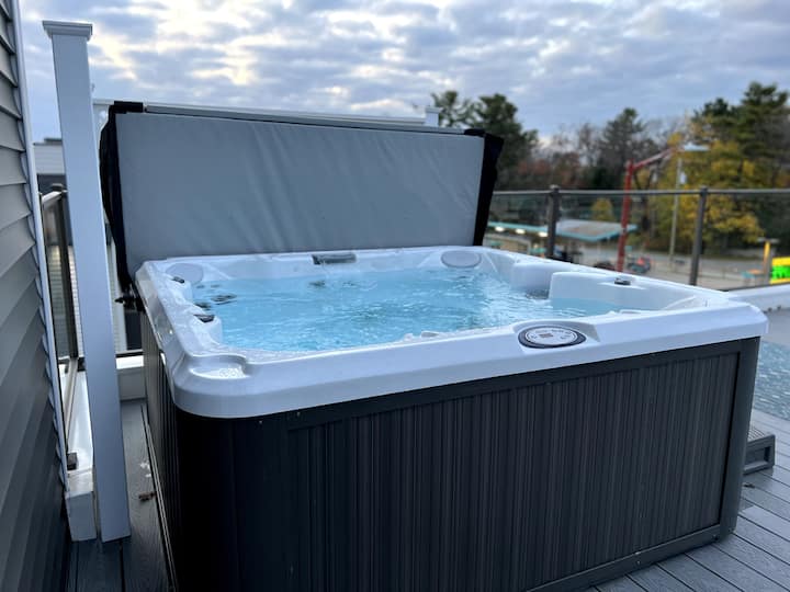 Central Condo With Private Rooftop And New Hot Tub - Traverse City