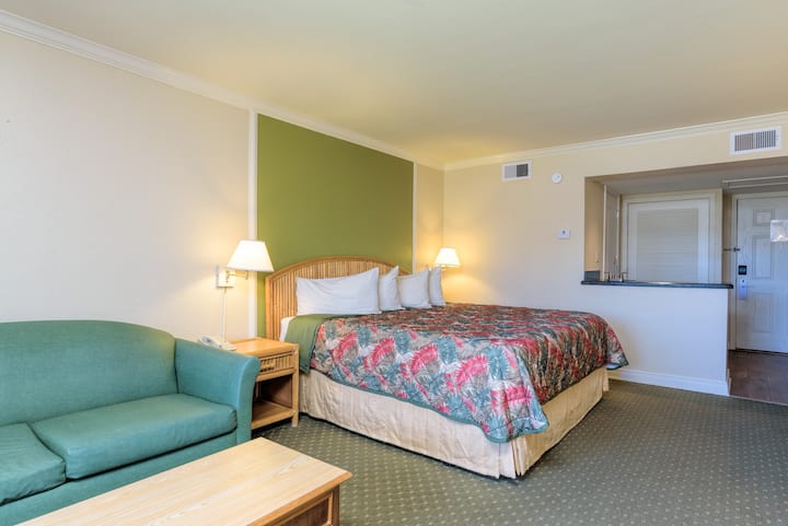 1 Bedroom King, 1 Bathroom Resort Cabana - South Padre Island