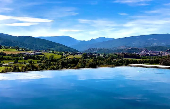 Infinity Pool & Vineyard Villa Near Andorra - La Seu d'Urgell