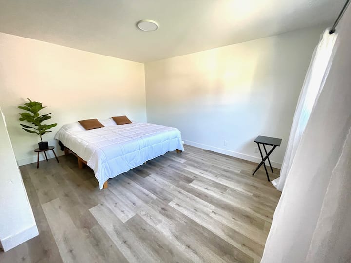 Private Room, Entrance, + Bathroom. Clean & Bright - Ventura County, CA