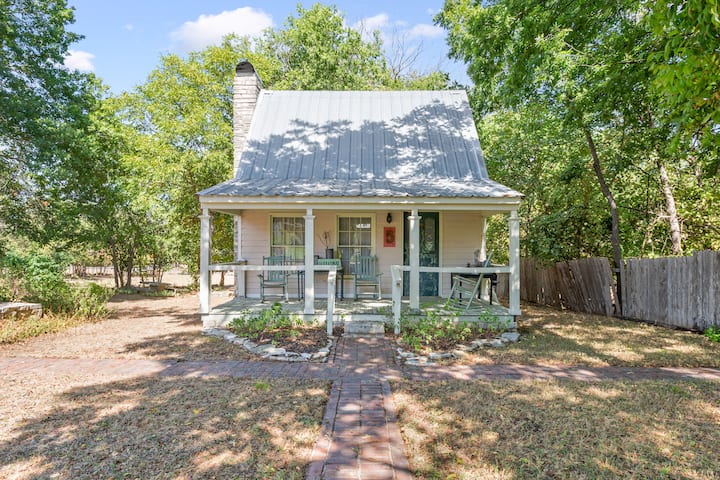 Antique Cottage In The Heart Of Downtown Salado! - Salado, TX