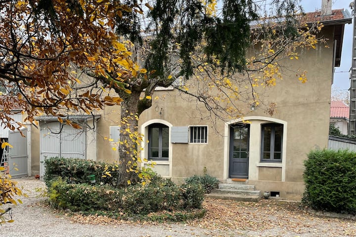Petite Maison Indépendante Dans Jardin Arboré - Écully
