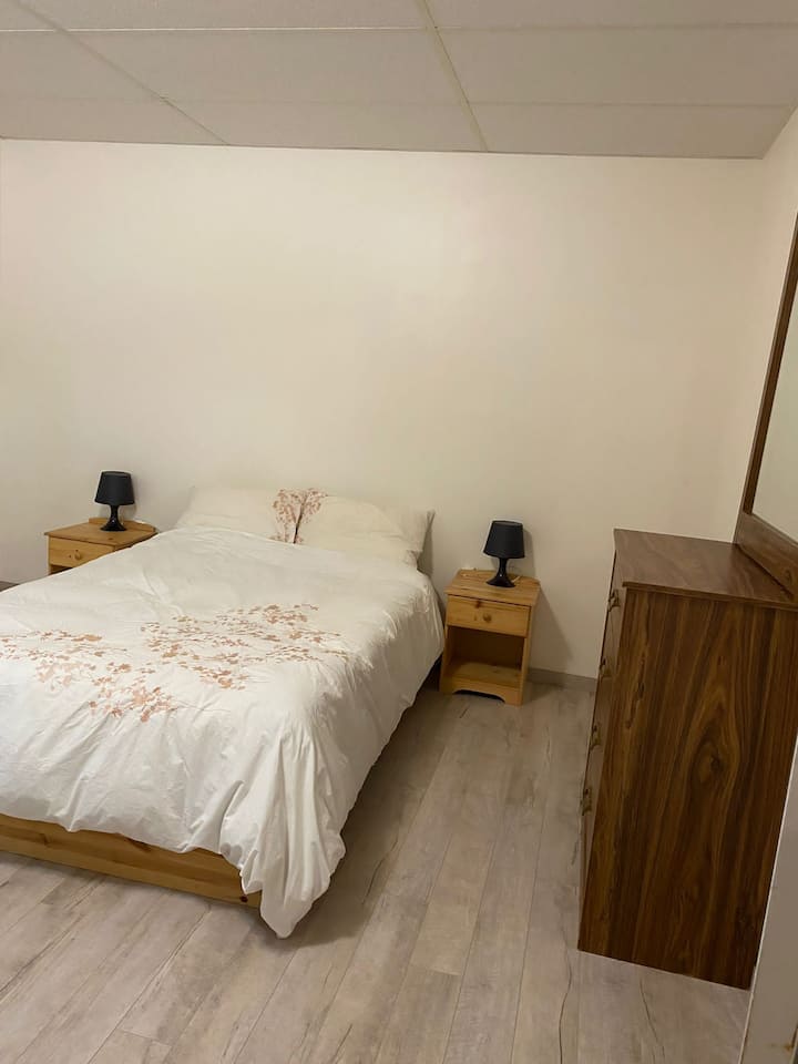 Large, Bright, Clean 1 Bedroom Home In Main Floor - 高貴林