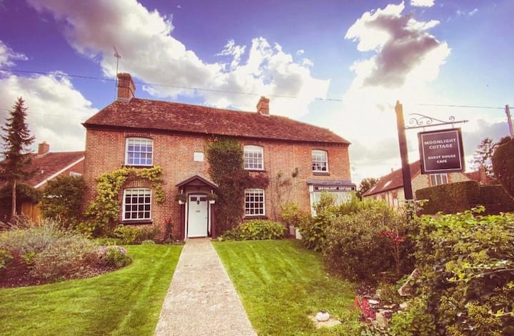 Moonlight Cottage, Grade Ll Listed. Boutique Charm - Midhurst