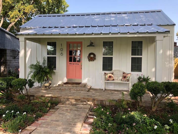 Ruby's Foxcroft Cottage - Steps From Downtown - Smithville, TX