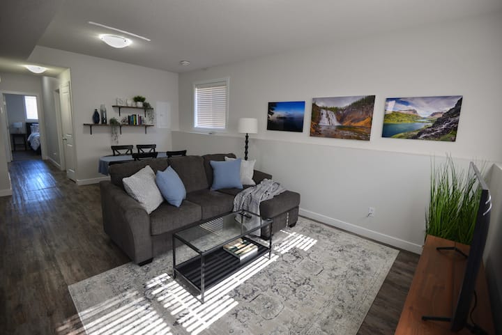 The Nest - A Cozy Two Bedroom Basement Suite. - Westlake