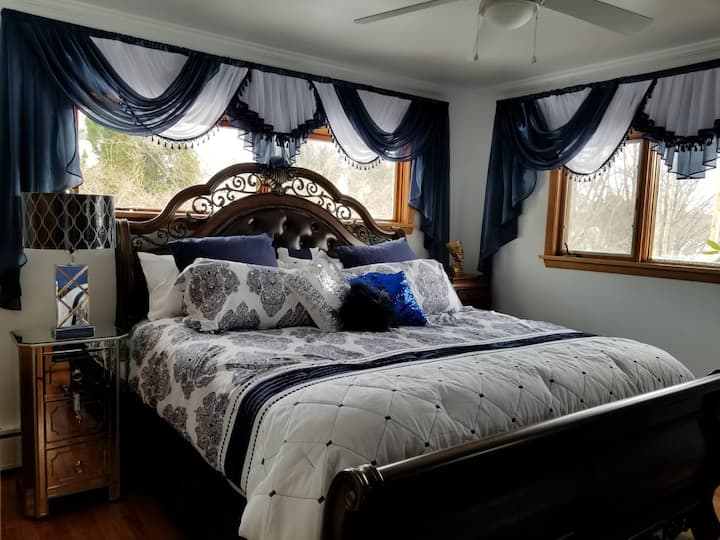 Comfy Private Bedroom Only, King-size Bed. - Erie, PA