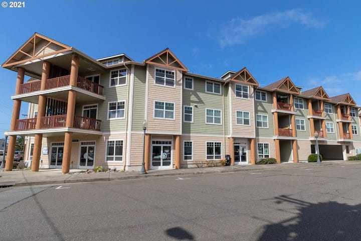 Delightful 2 Bedroom Condo, Steps From Bay Street - Florence, OR