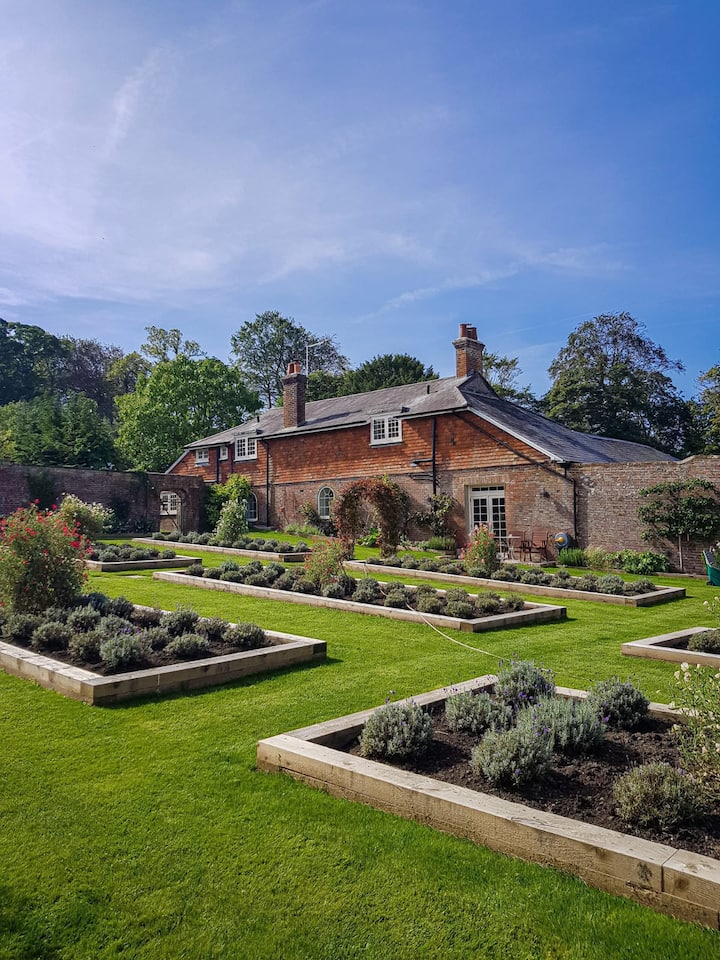 Luxury Garden Cottage In Victorian Walled Garden - East Sussex