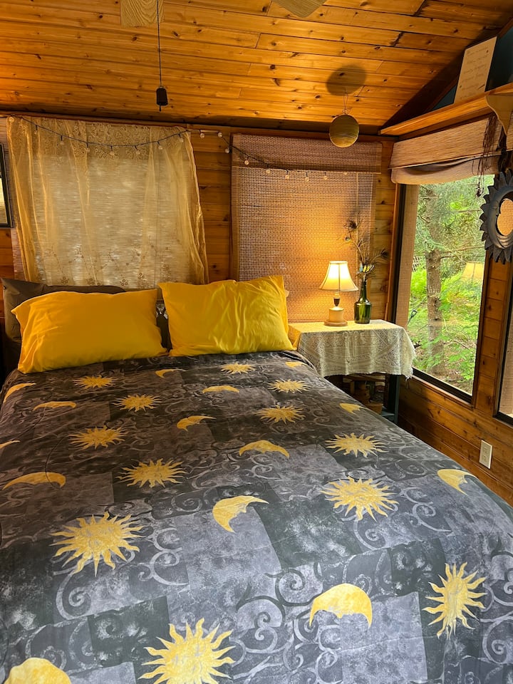 Pretty Pondside Camping Cabin With Double Bed - Granville, NY