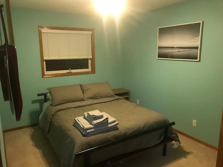 Cozy 1 Bedroom With Desk And Chair Ideal For Wfh - Okotoks