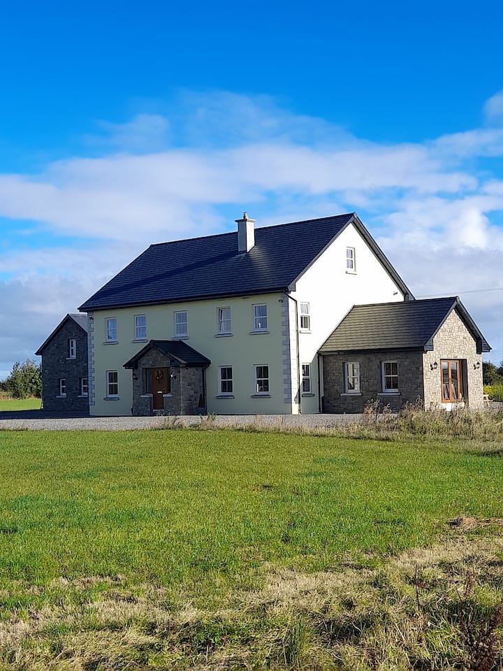 Modern Rolling Countryside Home Near Hiking Trails - Thurles