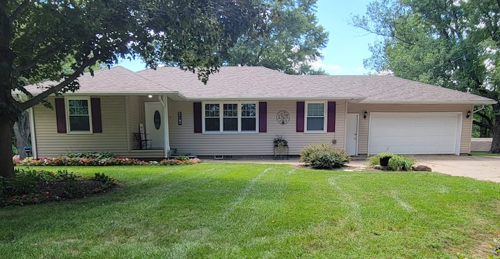 Comfy 3-bedroom Home Backed By A Forest Preserve - Rockford, IL