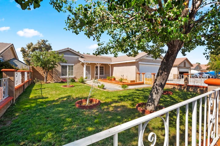 A Truly Charming Home, Perfect For Work Travel - Lancaster, CA