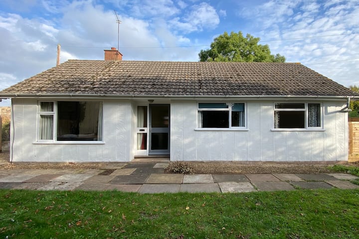 Cheerful 3 Bedroom Bungalow With Indoor Fire Place - Worcestershire