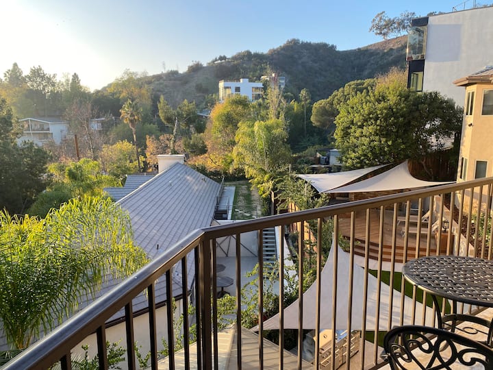 Luxury Villa W/ Spectacular Hollywood Hills View - Burbank, CA
