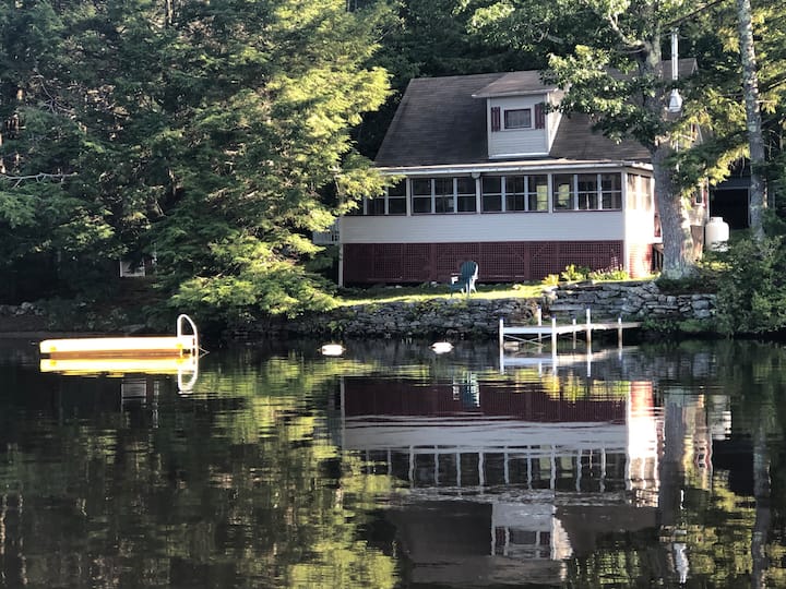 Classic Lakeside Cottage With Gorgeous Sunset View - クレアモント, NH