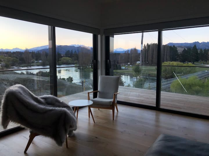 Quirky Character Filled Riverside Guesthouse - Wanaka