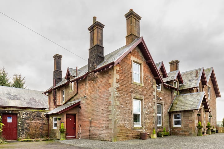 Private Wing Of Pretty Victorian Hunting Lodge - Dumfries and Galloway