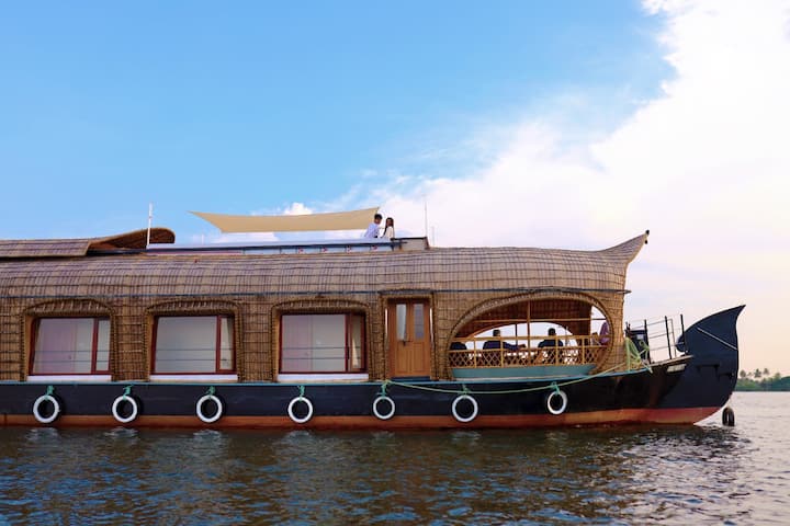 Luxury Five Bedroom Private Houseboat - Alappuzha