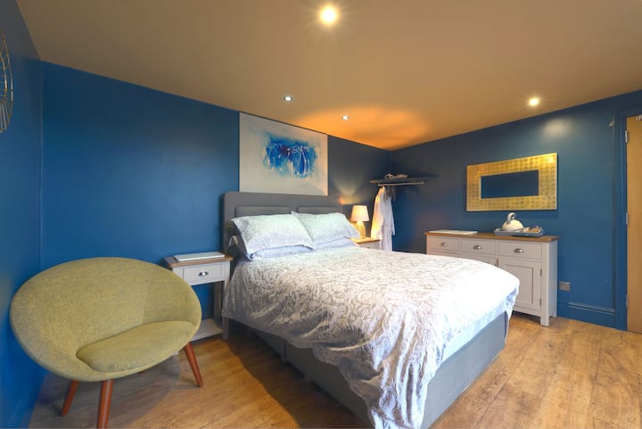 Maid Marian, Double Bedroom With En-suite Bathroom - Castleton