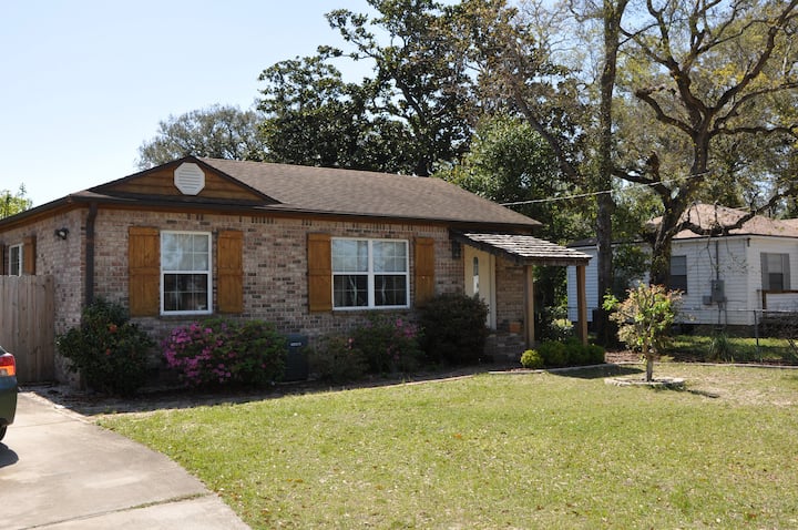 Beautiful 1-bedroom Cottage With Pool - Pensacola, FL