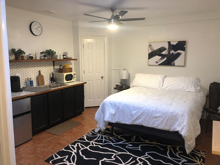 1 Bedroom Private Studio With Kitchenette N Patio! - Las Cruces, NM