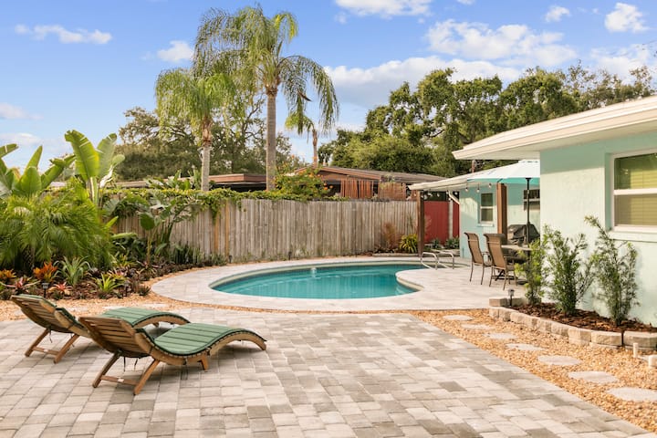Tropical 3bd Bungalow With Pool! Walk To Bayshore! - Tampa, FL