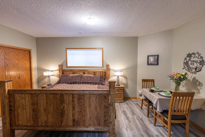 King Suite (Private Entrance)  - Mountain Memories - Canmore
