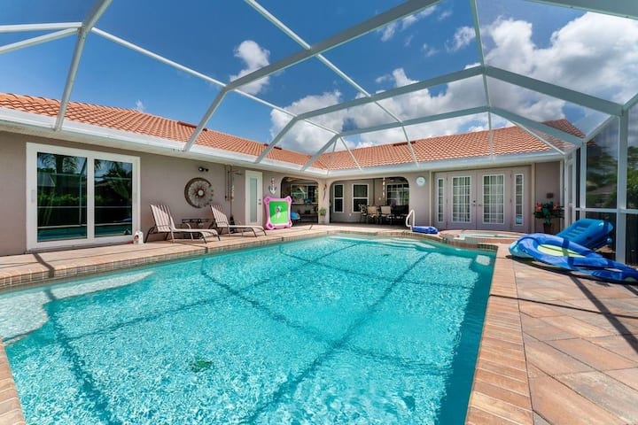 A Spacious & Relaxing Pool Side Retreat - Port Charlotte, FL