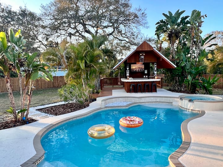 Tiki Oasis On 0.6 Acres- 5 Min To The Beach, Stylishly Furnished. - Venice, FL
