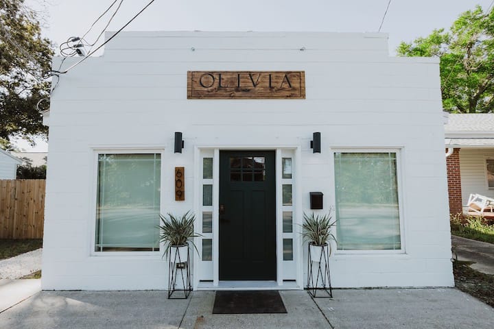 ✨Olivia Downtown✨ Industrial Chic/ Sleeps 4 - 펜서콜라