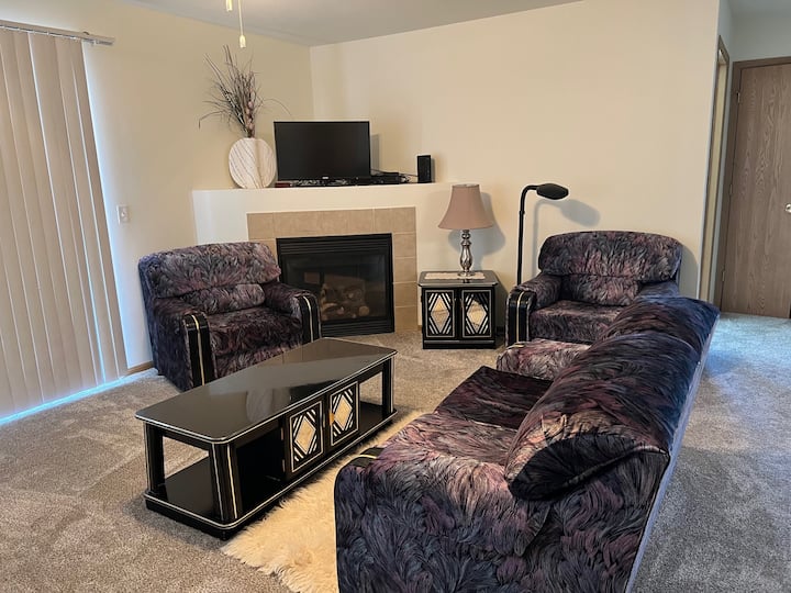 Lovely 2 Bedroom Condo With Indoor Fireplace - Lost Grove Lake, IA