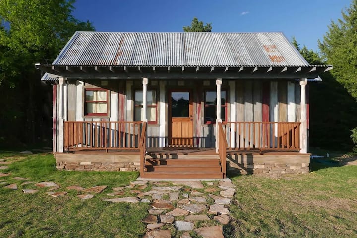 Cozy Cabin On 100+ Acre Ranch With Hot Tub! - DeSoto, TX