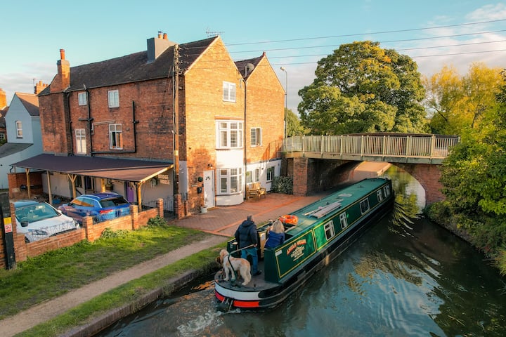 Canal Facing Idyllic Retreat In Excellent Location - Staffordshire