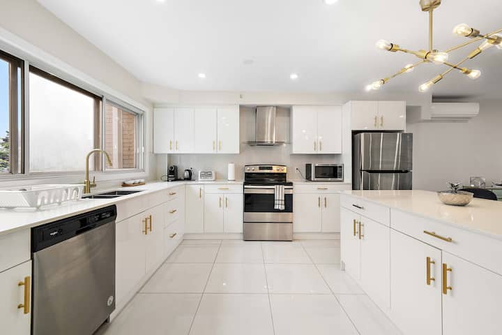 Huge 5bdr Newly Renovated Modern, Elegant And Chic - Pointe-Claire