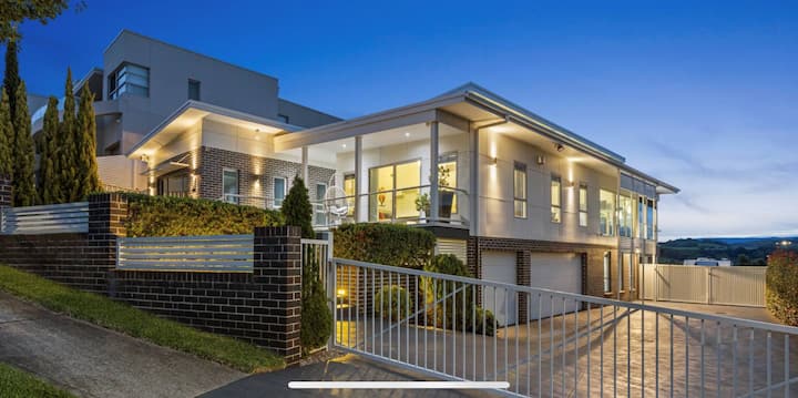 Luxury Family Home - Close To Shops & Beaches - Wollongong